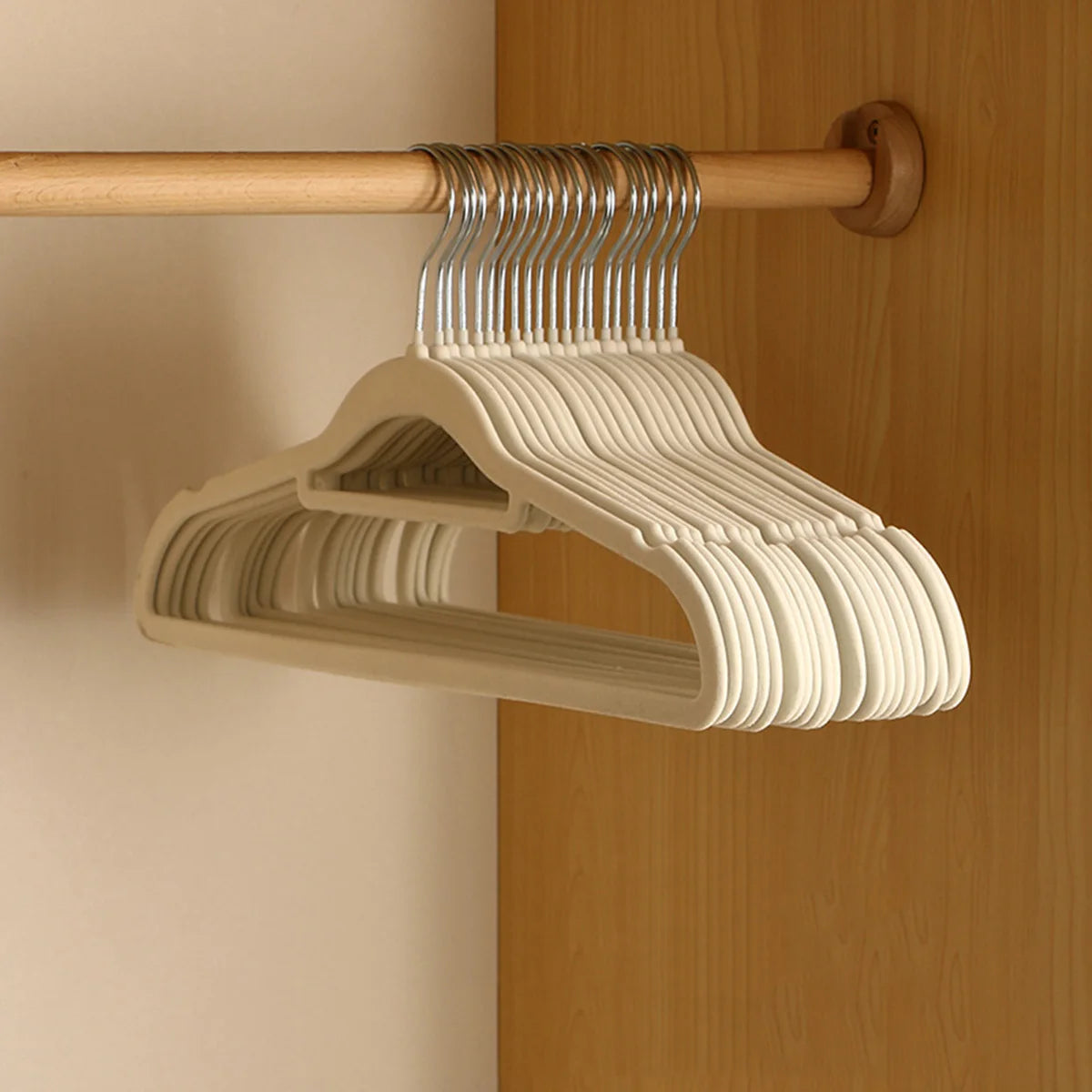 Premium Velvet Hangers 10/20 Pieces, Non-Slip Felted Hangers, Space saving, Heavy-Duty Hangers.